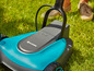 Robot koszący Gardena w kolorze niebieskim na trawie