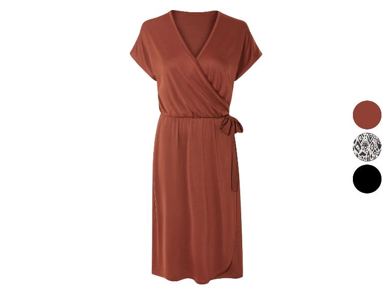 Sukienki kopertowe w różnych kolorach i wzorach.