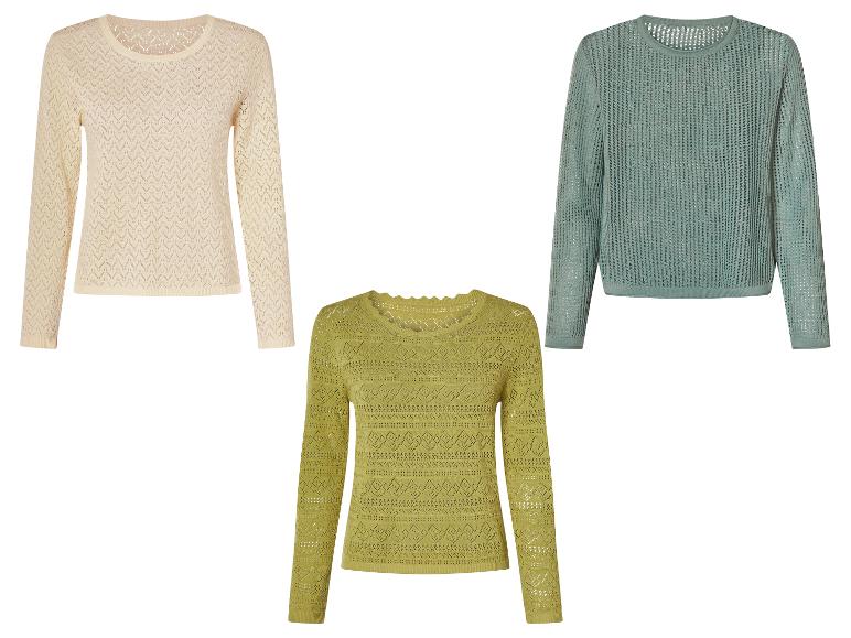 Trzy dzianinowe swetry w pastelowych kolorach.