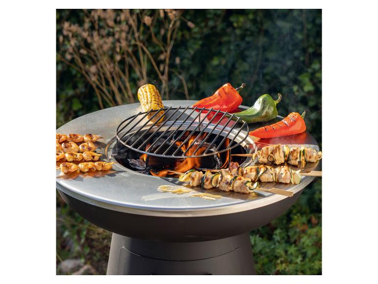 Grill z kolbami kukurydzy, papryką oraz szaszłykami mięsnymi i krewetkowymi, centralny ruszt.
