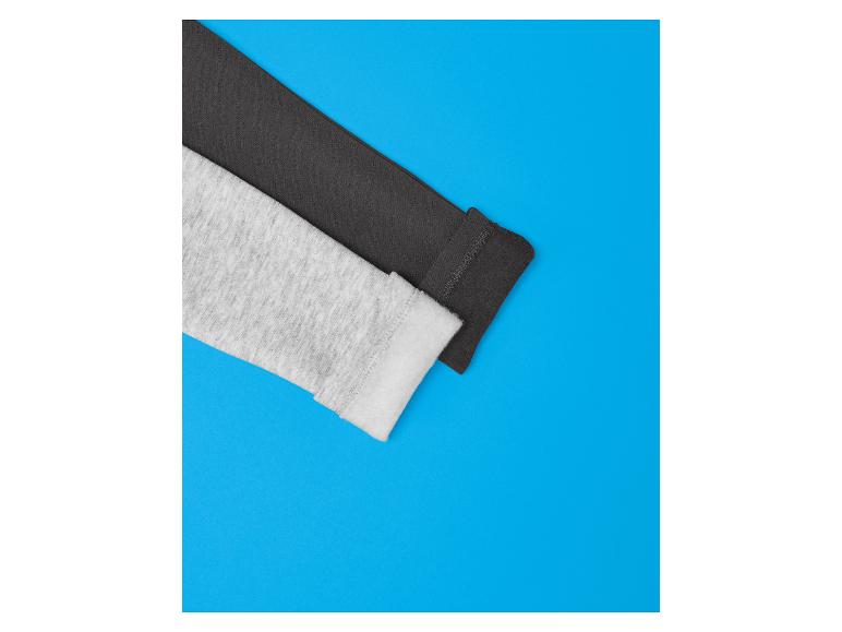 Dwie próbki tkanin, jedna szara i jedna ciemnoszara, na niebieskim tle.