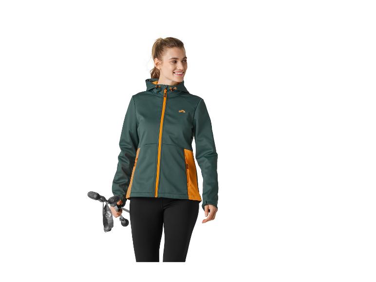 Kobieta w ciemnoniebieskiej i pomarańczowej kurtce softshell McKinley z kijami trekkingowymi.