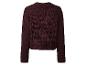 Ciemnoczerwony sweter dzianinowy z ażurowym wzorem.