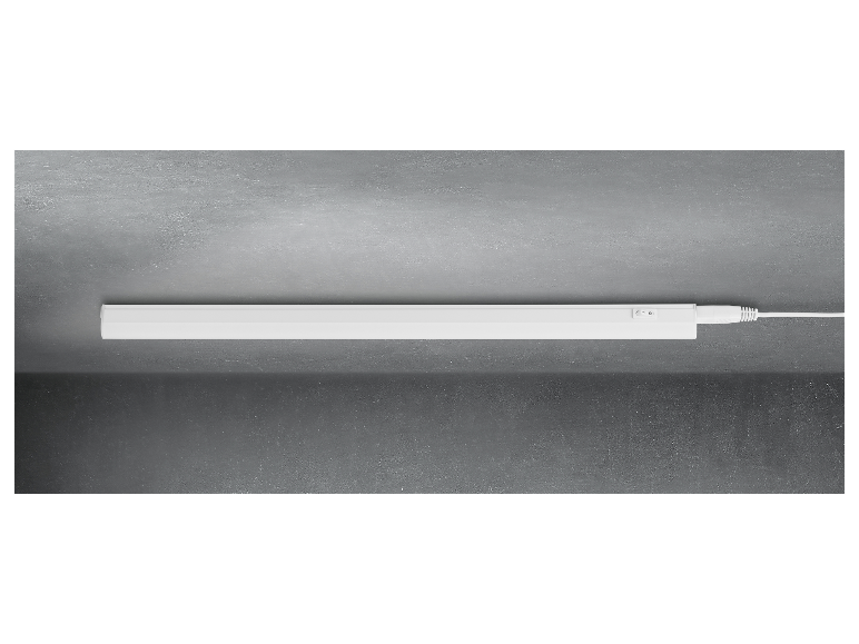 Biała listwa LED zamontowana na szarej ścianie.