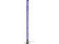 Fioletowa lampa kolumnowa z brokatem, chromowaną podstawą i czarnym kablem.
