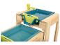 Drewniany stolik do zabawy z dwoma niebieskimi miskami, kranem i żółtym zlewem.