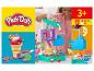 Zestaw do robienia lodów Play-Doh z dziewczynką robiącą lody i rożkiem z kolorową masą Play-Doh.