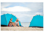 Dwie kobiety siedzą w namiotach na plaży.