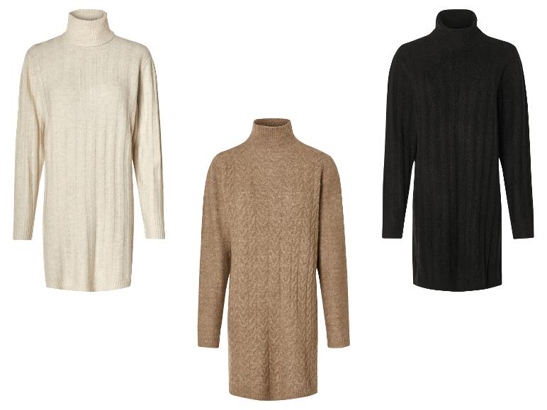 Trzy swetry z wysokim kołnierzem w neutralnych kolorach.