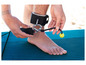Osoba przymocowująca leash do paddleboarda.