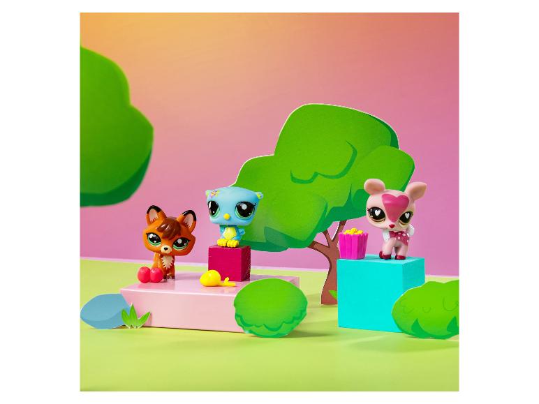 Trzy figurki zwierząt Littlest Pet Shop: lis, sowa i jeleń, w stylizowanej scenerii leśnej.