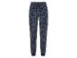 Szare spodnie do spania w kratkę.