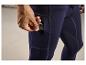 Ciemnoniebieskie legginsy sportowe z kieszenią na zamek błyskawiczny.
