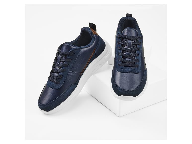 Granatowe buty sportowe na białym tle.