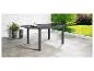Rozkładany stół ogrodowy ze szklanym blatem, nowoczesny design.