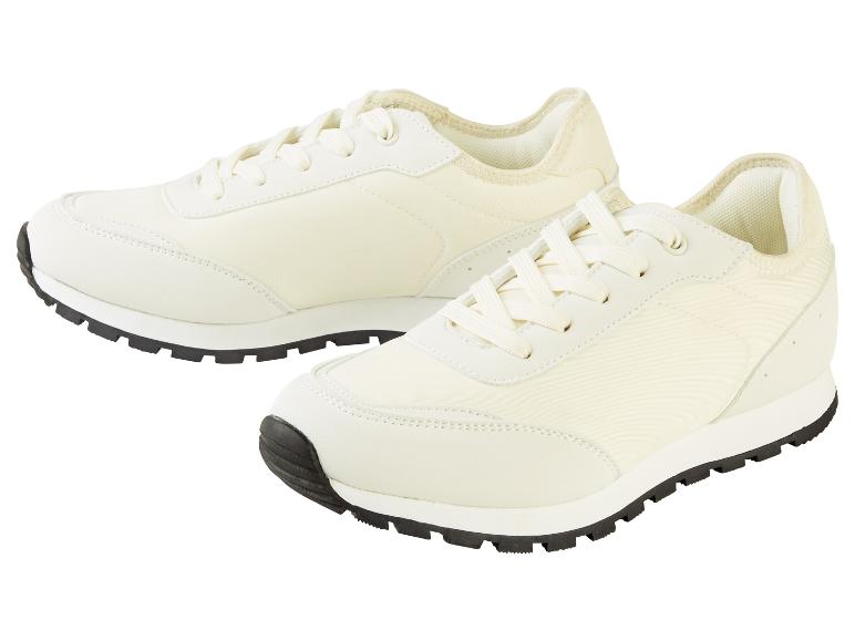 Dwie pary białych sneakersów z czarnymi podeszwami.