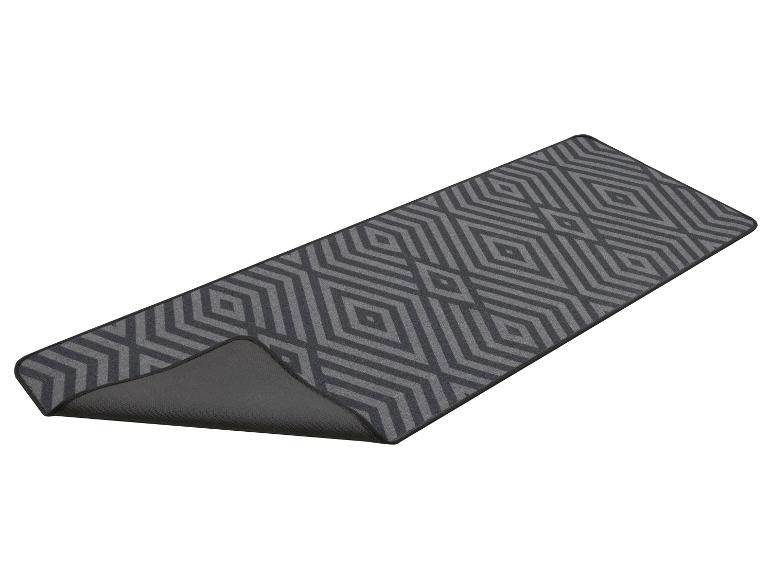 Dywanik do przedpokoju z szarym geometrycznym wzorem w romby, z widocznym antypoślizgowym spodem.