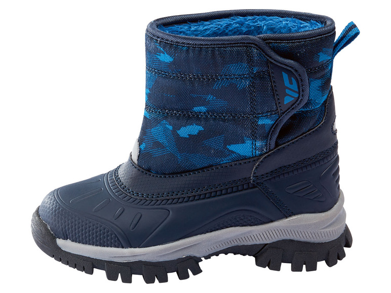 Niebieskie zimowe buty z kamuflażowym wzorem.