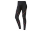 Czarne legginsy sportowe z czerwonymi detalami.