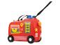 Czerwona walizka dziecięca w kształcie wozu strażackiego z kółkami i paskiem do ciągnięcia.