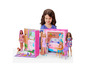 Domek dla lalek Barbie z samochodem, krzesłami i czterema lalkami.