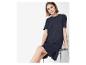 Elegancka czarna sukienka typu t-shirt.
