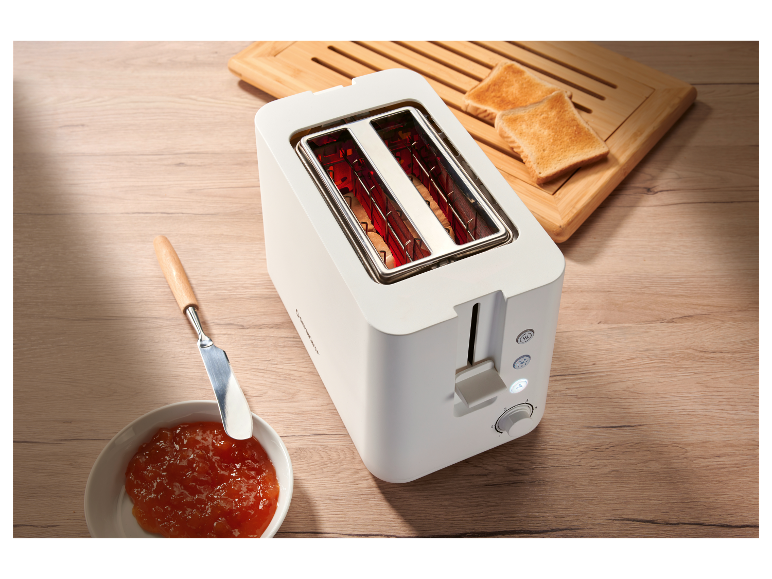 Biały toster Cuisinart z chlebem tostowym i dżemem.