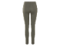 Ciemnozielone legginsy.