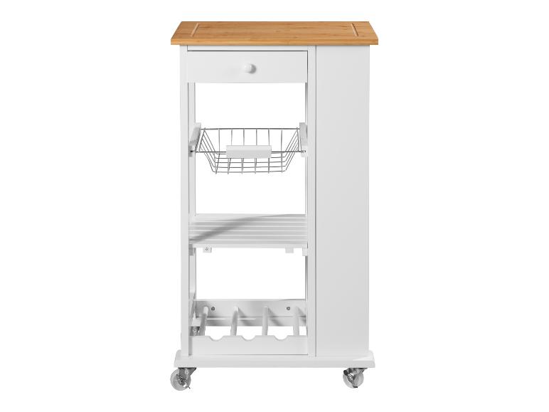 Biały wózek kuchenny z blatem z bambusa, szufladą, drucianym koszem i stojakiem na wino na kółkach.