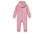 Różowy kombinezon dla dziecka z kapturem.