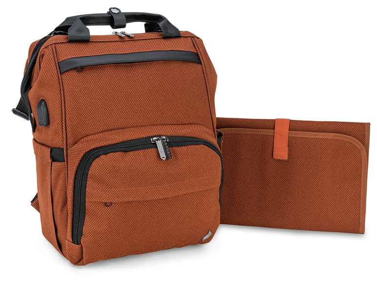 Brązowy plecak i pasująca do niego mata do przewijania.