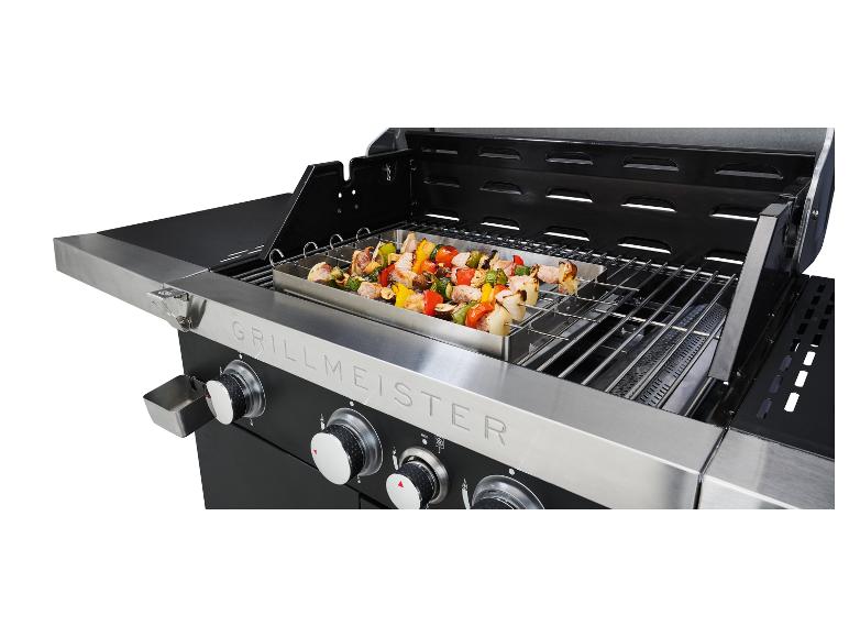 Grill gazowy Grillmeister z grillowanymi szaszłykami z mięsem i warzywami