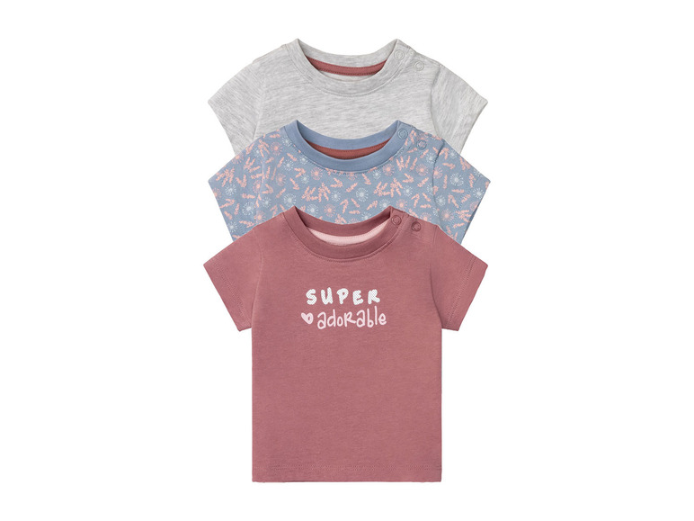 Zestaw trzech dziecięcych koszulek z nadrukiem i napisem 'Super adorable'.