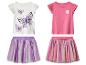 Dwie dziewczęce koszulki z nadrukami motyli i kwiatów oraz dwie tiulowe spódniczki w kolorach fioletowym i tęczowym.