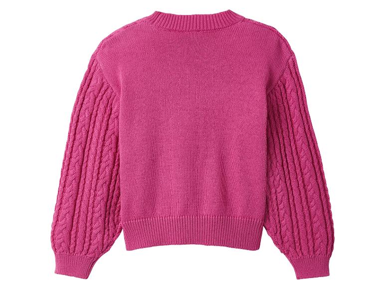 Różowy sweter z dzianiny z warkoczowymi rękawami.