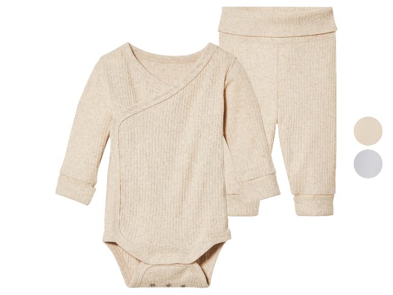 Beżowy zestaw ubranek dla niemowląt z długimi rękawami i spodniami.