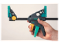 Ręka trzymająca zacisk Wolfcraft.