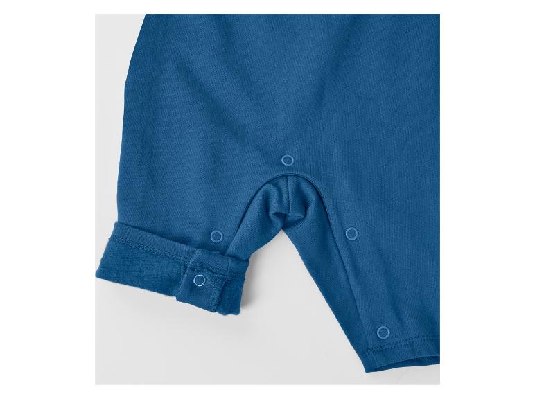 Niebieski pajacyk niemowlęcy z zatrzaskami, zbliżenie na nogę i krocze.