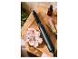 Szczotka do stylizacji Cien Beauty, akcesoria do włosów i produkty do pielęgnacji włosów na drewnianej tacy.