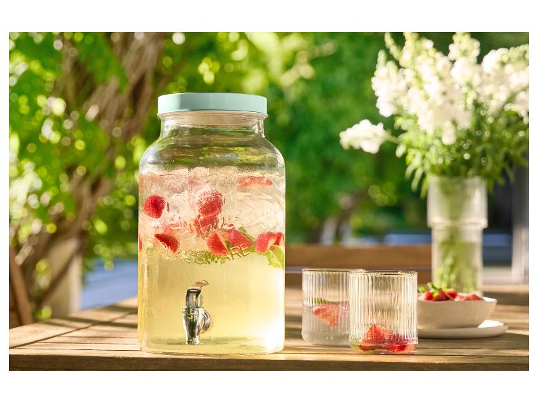 Dzbanek i szklanki Glassware z truskawkową infuzją.