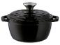 Czarny garnek żeliwny z pokrywką i metalowym uchwytem.
