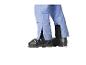 Niebieskie spodnie narciarskie i czarne buty narciarskie