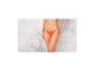 Kobieta w pomarańczowych bikini.