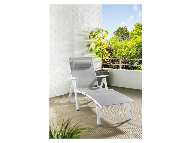 Szare leżak z podgłówkiem na tarasie