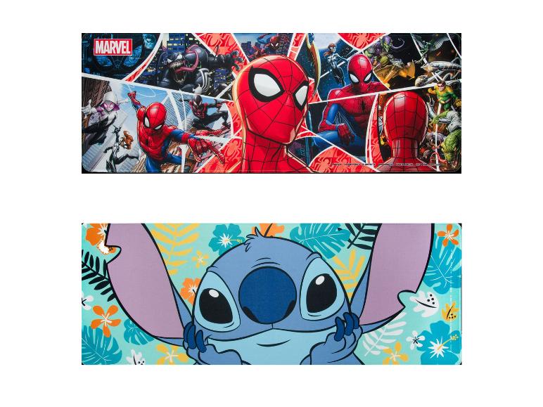 Dwie prostokątne maty: jedna ze Spider-Manem i złoczyńcami, druga ze Stichem na tropikalnym tle.