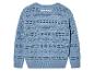 Niebieski sweter z ażurowym wzorem.
