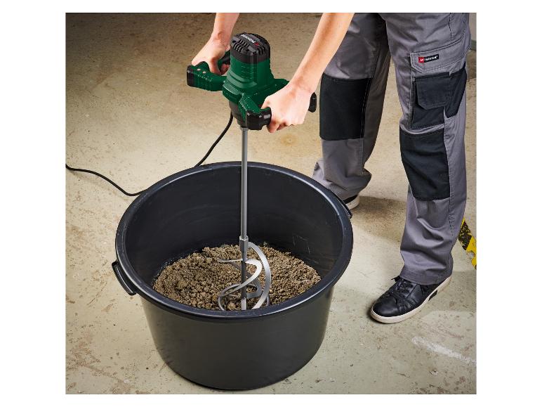 Mieszanie zaprawy za pomocą mieszadła Parkside i wiadra.