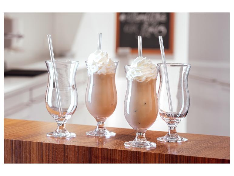 Kremowe frapuccino w kieliszkach, z rurkami.