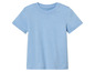Jasnoniebieska koszulka z krótkim rękawem.