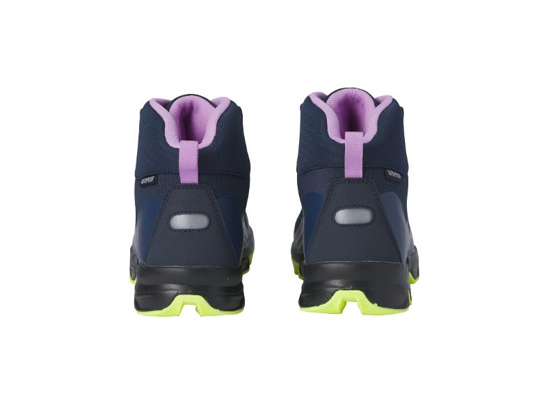 Dwie pary niebieskich, wodoodpornych butów trekkingowych.